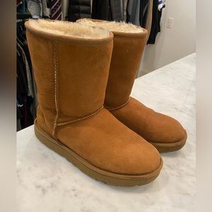 Ugg short boots in chestnut size 7